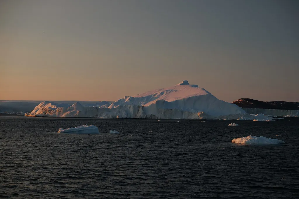 Icebergs al atardecer en la bahía de Disko, Groenlandia